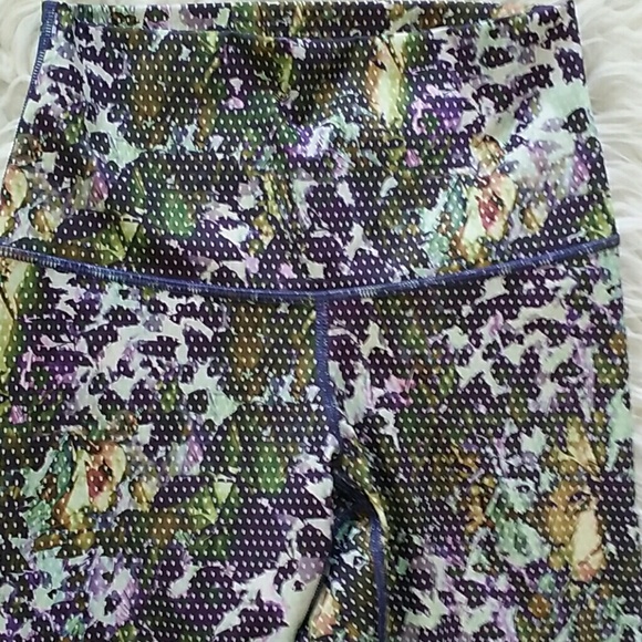 Lululemon athletica capris - Picture 3 of 8